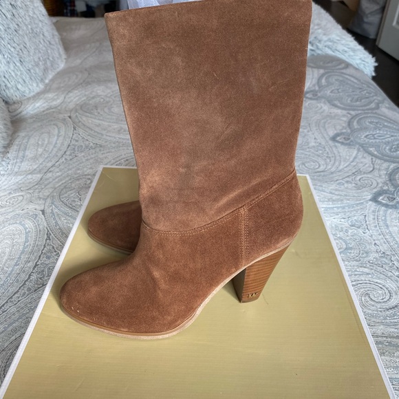 BRAND NEW IN BOX! Michael Kors Divia Suede Boots. - Picture 2 of 5